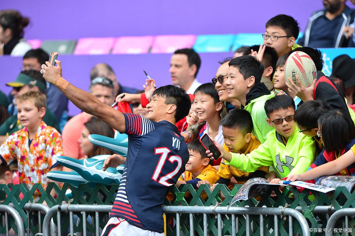 足球赛场上的精彩瞬间,让球迷沉浸在无穷欢乐 足球赛场上的精彩瞬间,让球迷沉浸在无穷欢乐