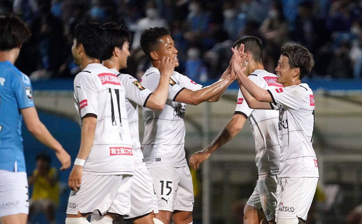 包含对手实力均衡,球队赛场奋力争胜的词条