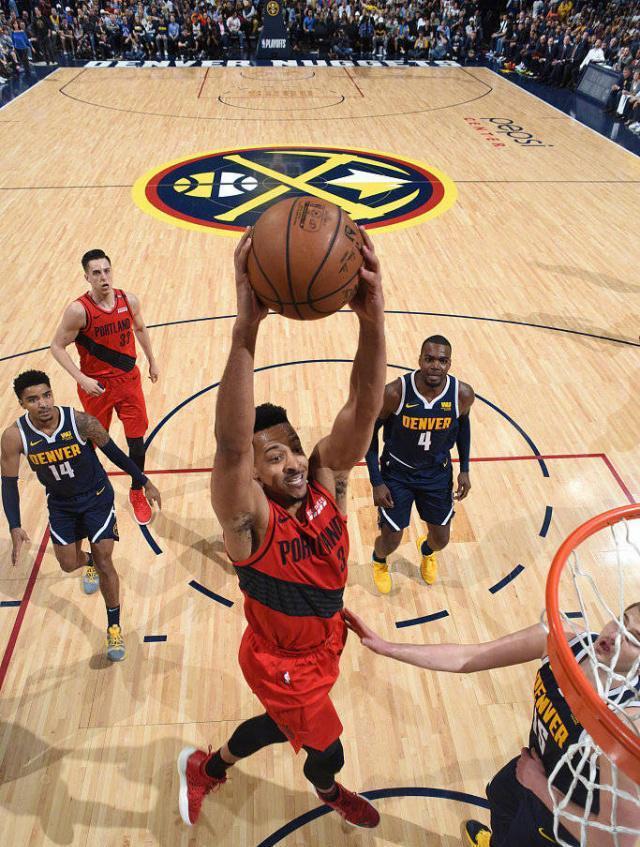 旗鼓相当，双方发挥极致技术争夺胜负的简单介绍