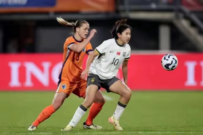 丹麦女足比赛中实力强劲,进入淘汰赛