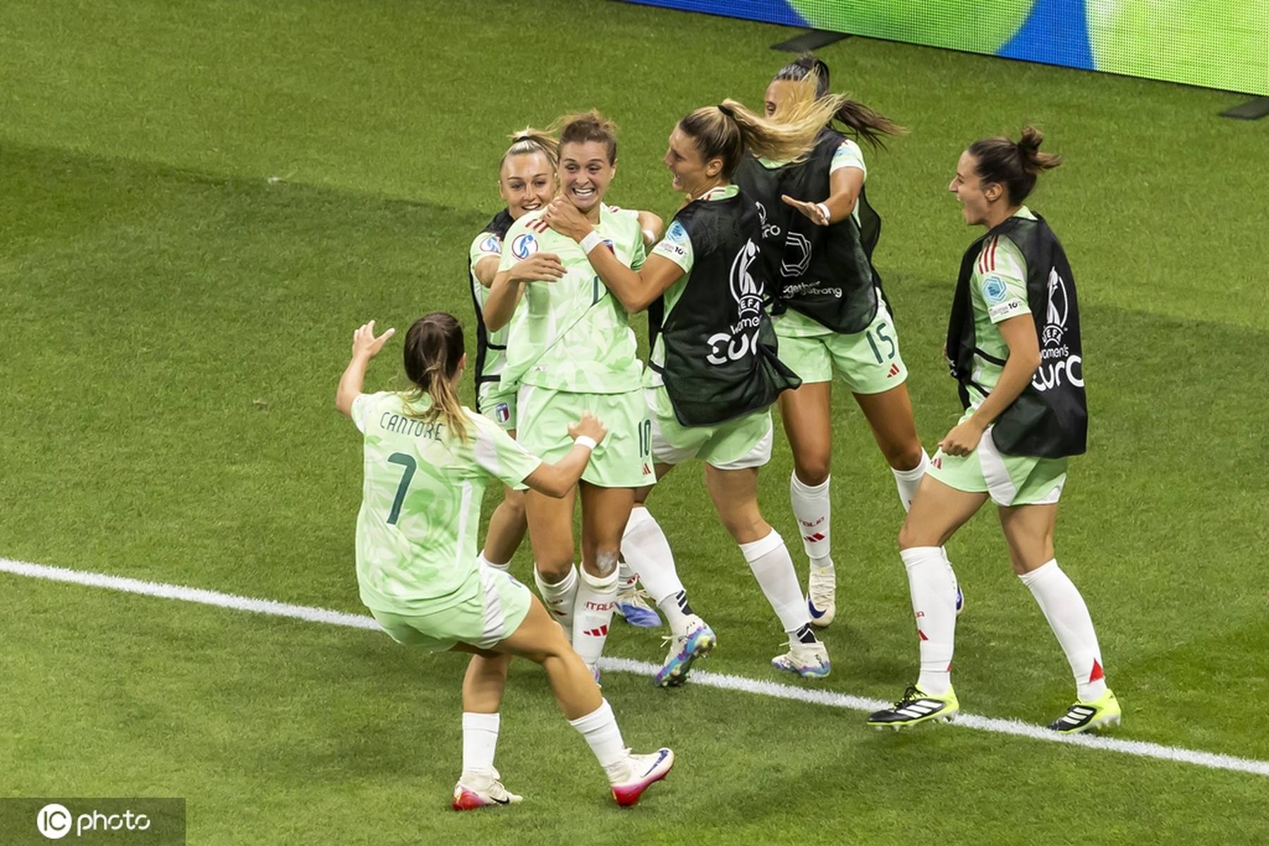 包含意大利女足金靴出击，轻松击败对手跻身比赛四强的词条