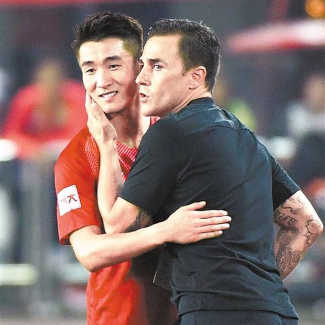 包含葡萄牙球员卡纳瓦罗秀出神技，引领球队胜利的词条