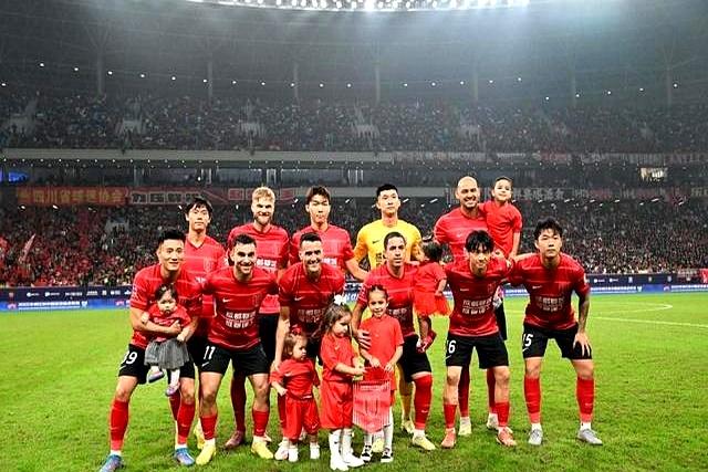 赛季末冠军争夺激烈,球迷球队竞技多 赛季末冠军争夺激烈,球迷球队竞技多