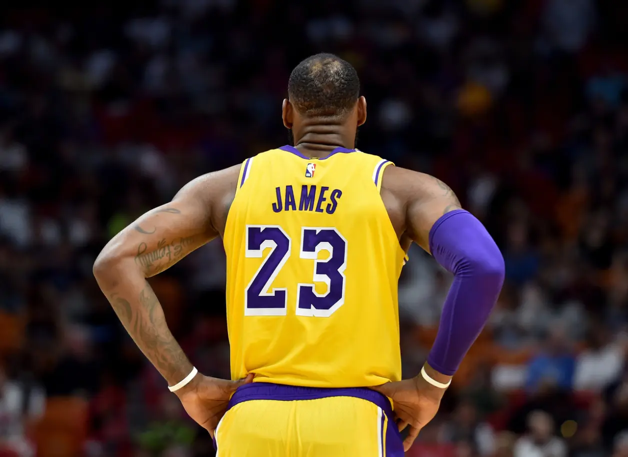 詹姆斯点名利拉德:他是联盟最强控卫之一的简单介绍 詹姆斯点名利拉德:他是联盟最强控卫之一的简单介绍