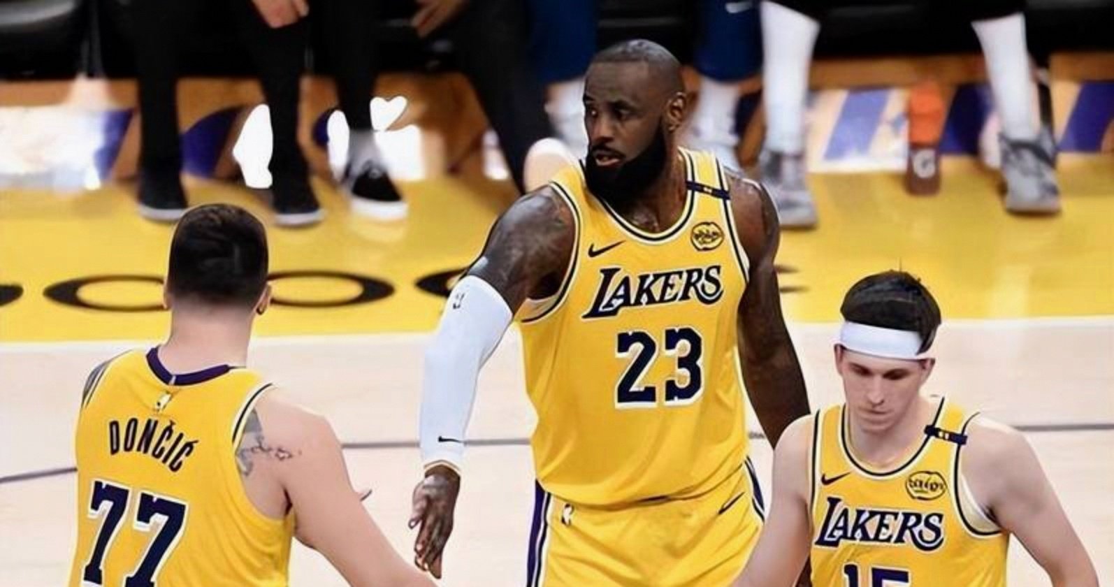 至尊詹姆斯领衔湖人队再获胜利,巩固榜首位置的简单介绍