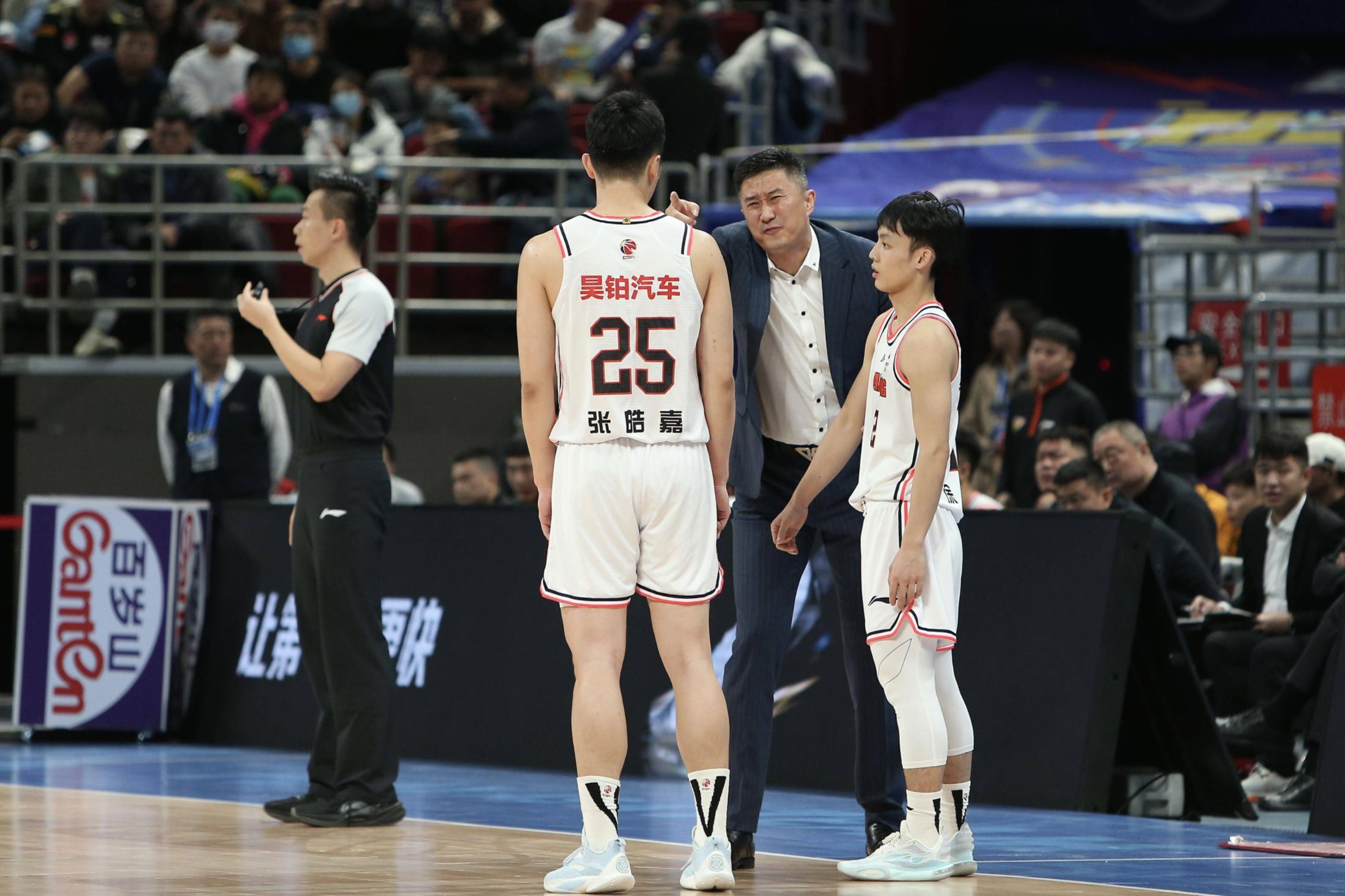 男子篮球联赛再掀激烈对决,谁能称王?的简单介绍