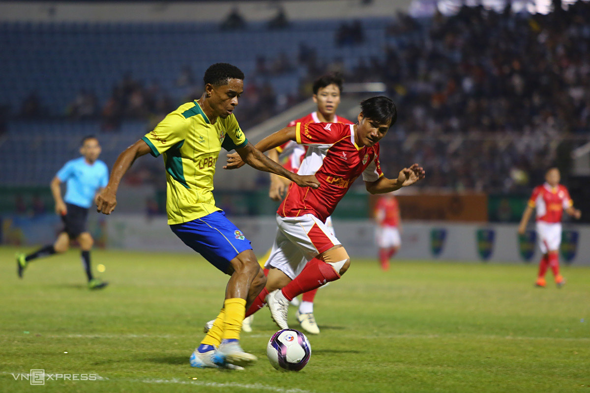 包含巴西队将在友谊赛中对阵秘鲁队，争夺胜利的词条