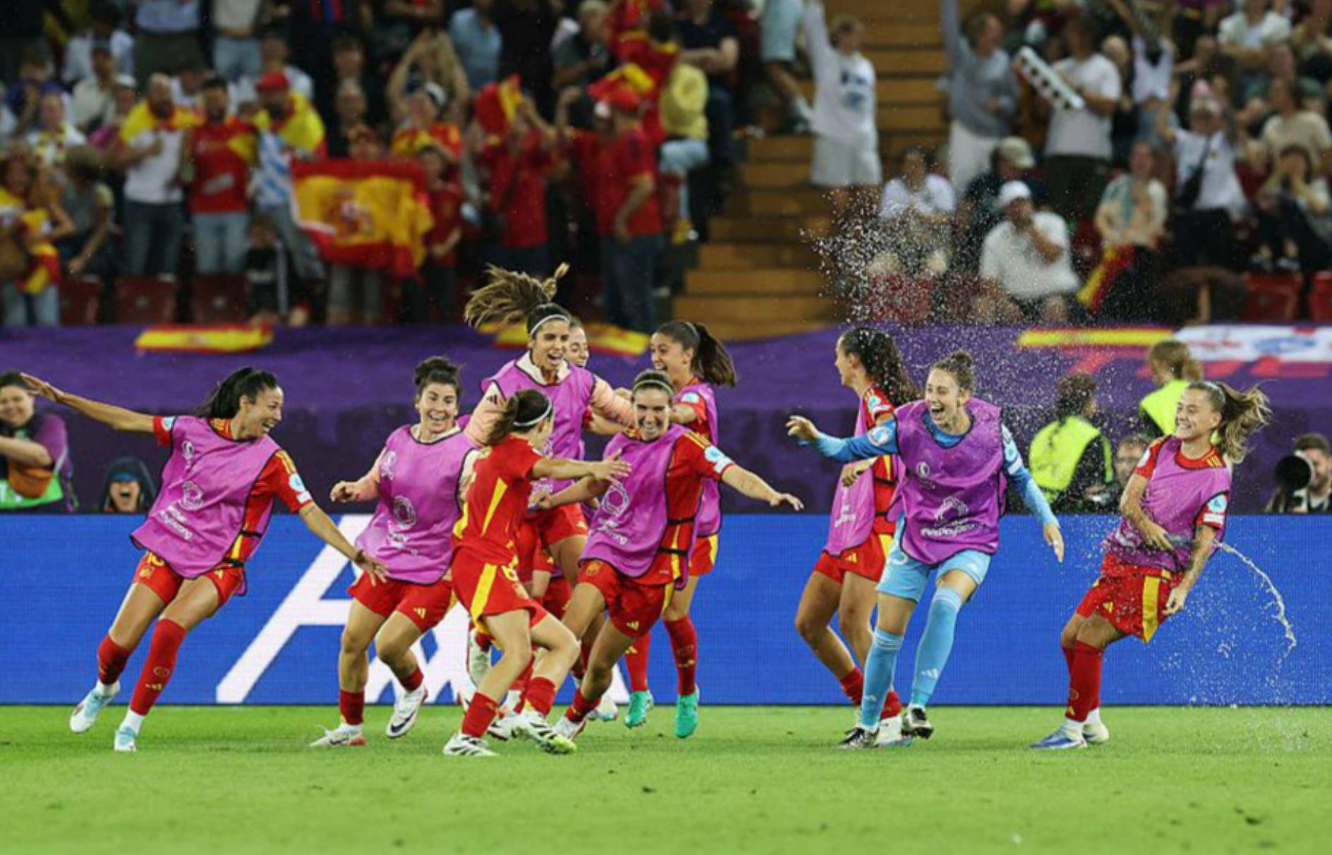 关于西班牙女足比赛中表现出色，晋级下一轮的信息