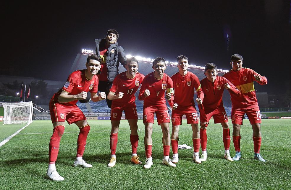 年轻球员崭露头角，稳健发挥领先