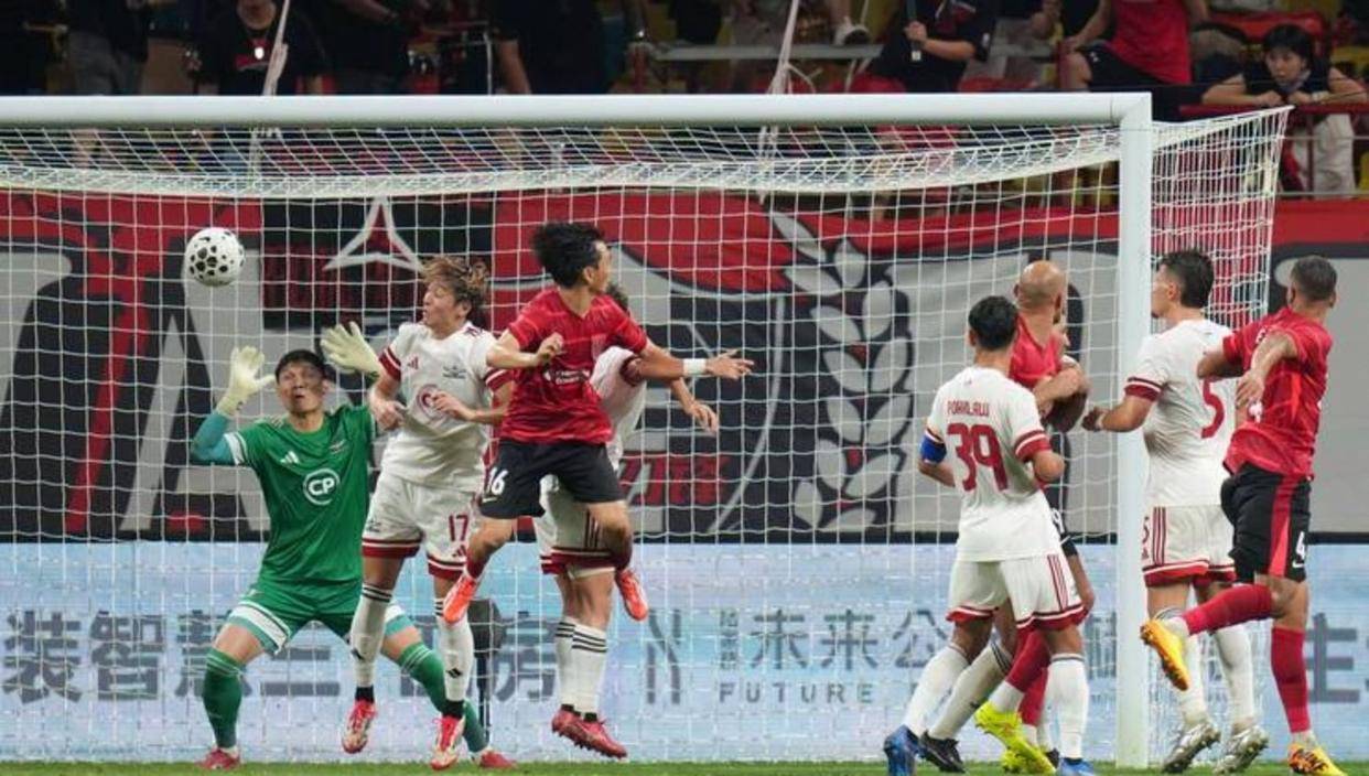 欢欣喜悦的比赛结果赢得球迷欢呼