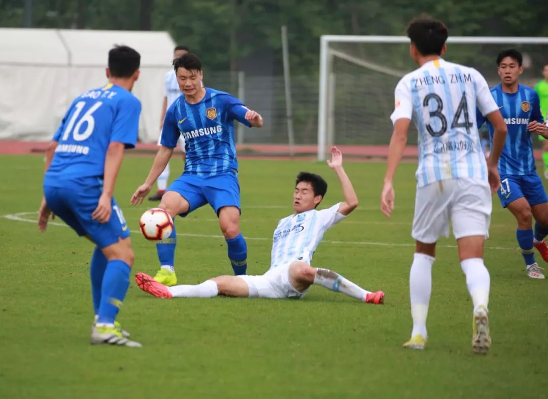 关于苏宁主场一举击败对手，展现团队凝聚力的信息