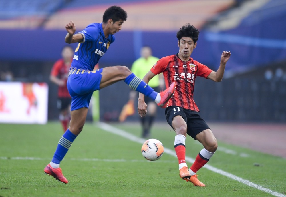 关于苏宁主场一举击败对手，展现团队凝聚力的信息