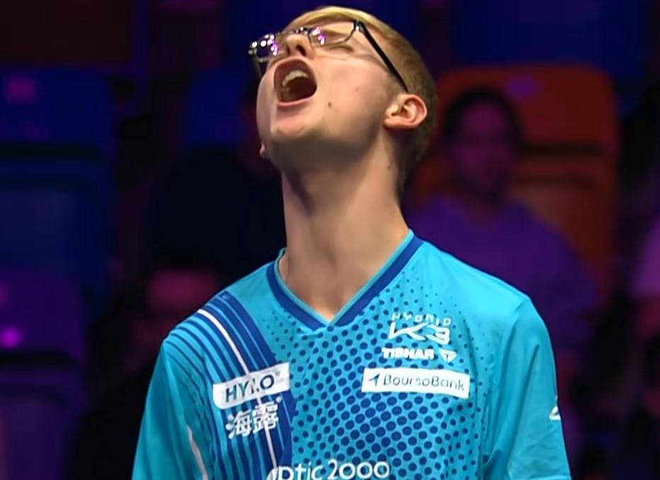 比赛中出现激烈逆转，球队庆祝惊险胜利