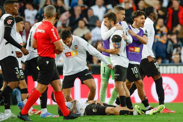 包含皇家马德里逆袭，客场击败对手夺取三分的词条