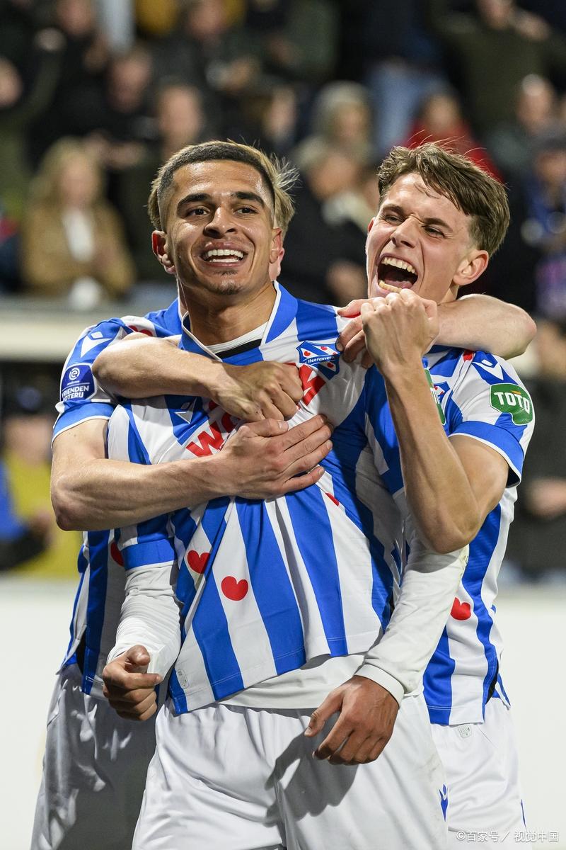 阿贾克斯2-0胜利：领先荷甲积分榜