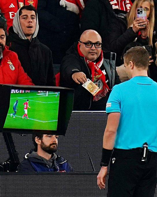 篮球赛场上发生激烈冲突，裁判执法争议引发球迷讨论的简单介绍