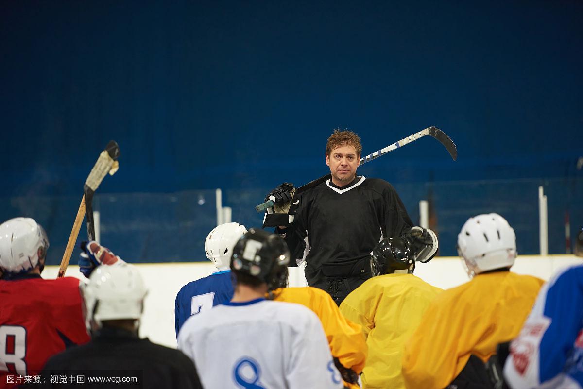 教练发飙指责球员，赛后紧急开会讨论